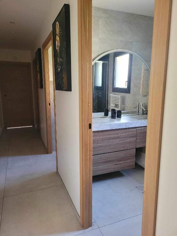 Fotografie z fotogalerie ubytování Espace privée une chambre ,salle bain toilettes chez l habitants v destinaci Valence