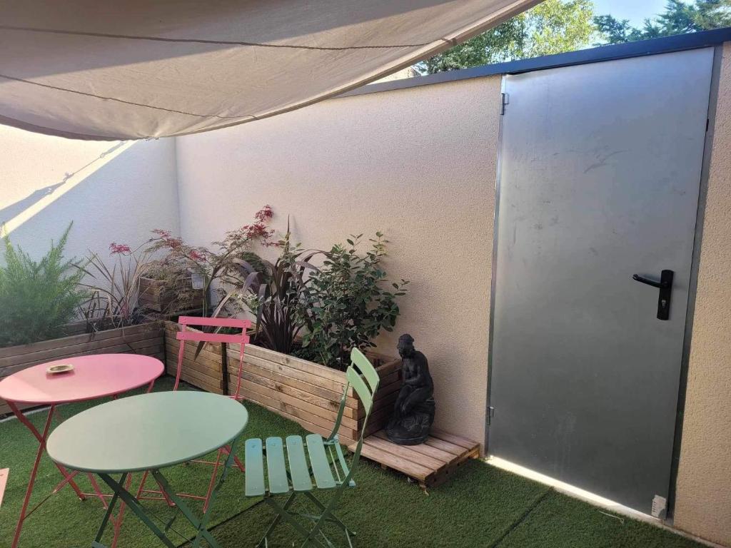 Zahrada ubytování Espace privée une chambre ,salle bain toilettes chez l habitants