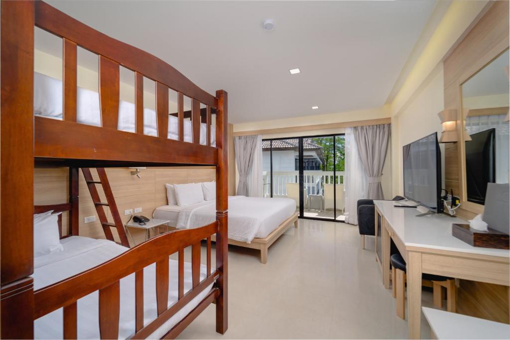Postel nebo postele na pokoji v ubytování Aonang Buri Resort
