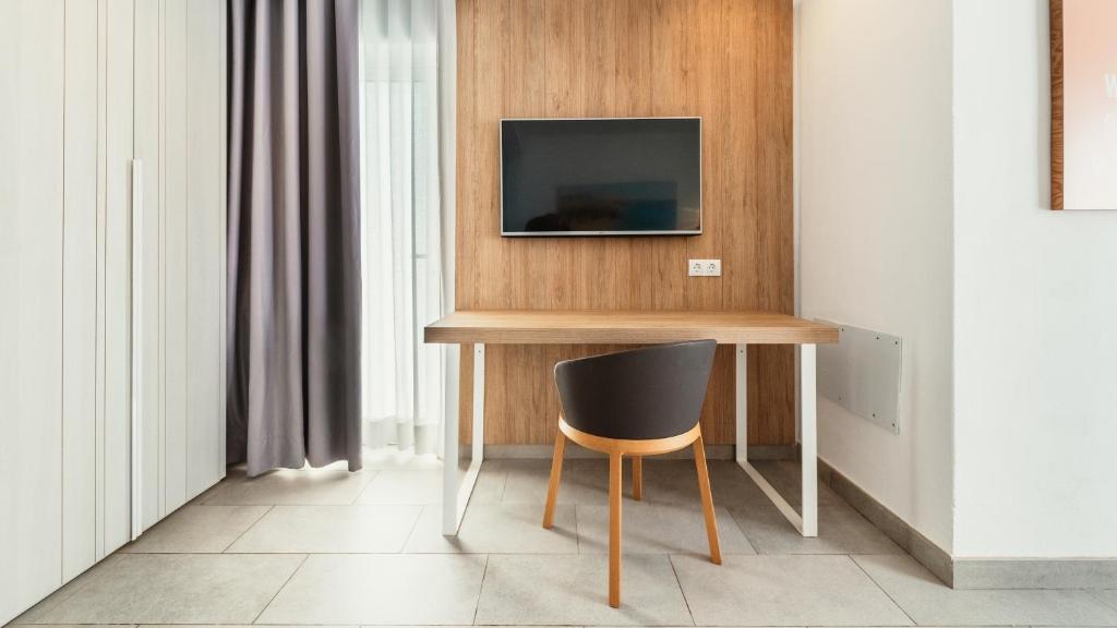 TV a/nebo společenská místnost v ubytování Labranda Alyssa Suite Hotel