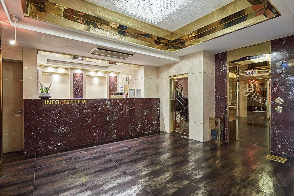 a large lobby with a entrance to a store at Hotel THE Blixx in Hwaseong