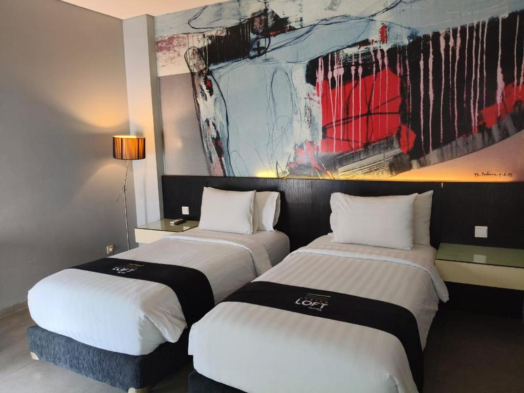 Postel nebo postele na pokoji v ubytování Loft Legian Hotel Bali