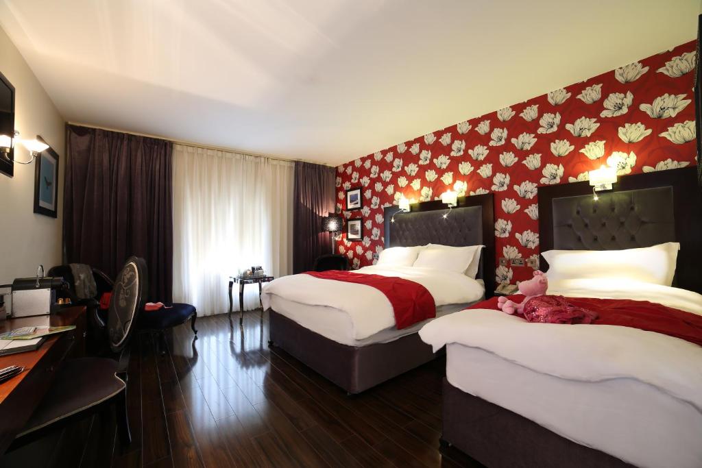 Postel nebo postele na pokoji v ubytování The Talbot Hotel