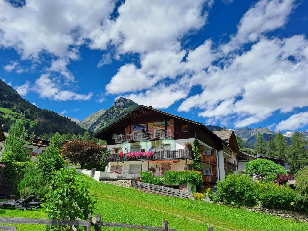 O vedere generală la munți sau o vedere la munte luată de la acest apartament