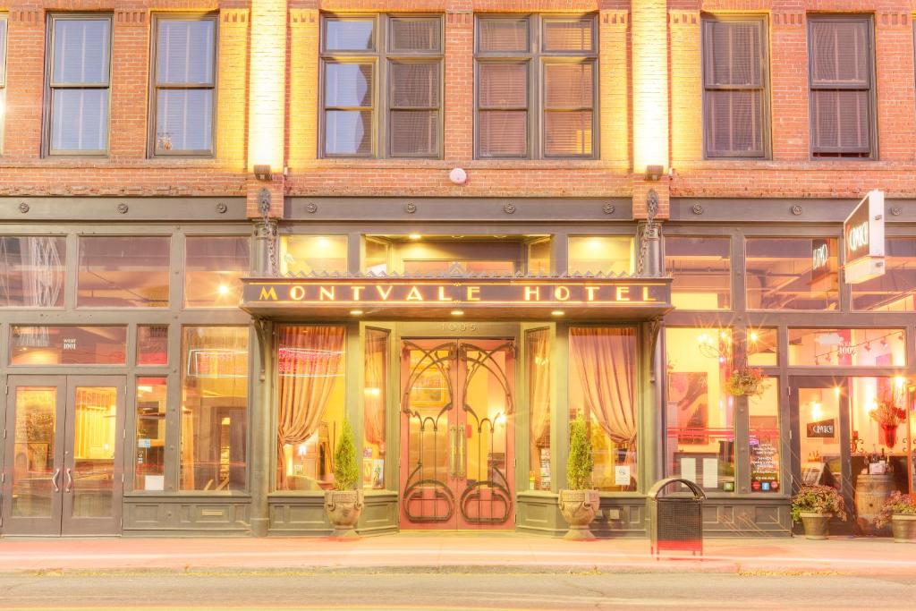 sklep przed luksusowym hotelem na ulicy w obiekcie Montvale Hotel w mieście Spokane