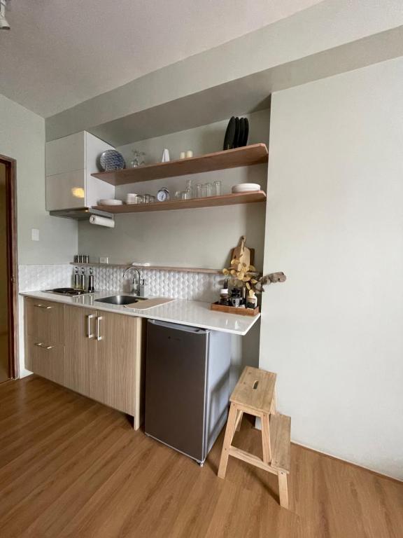Kuchyň nebo kuchyňský kout v ubytování Coastal Vibe Studio