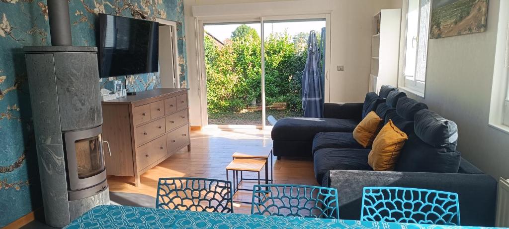 un soggiorno con divano e camino di Maison 100m2 Au Cœur de Dosches a Dosches