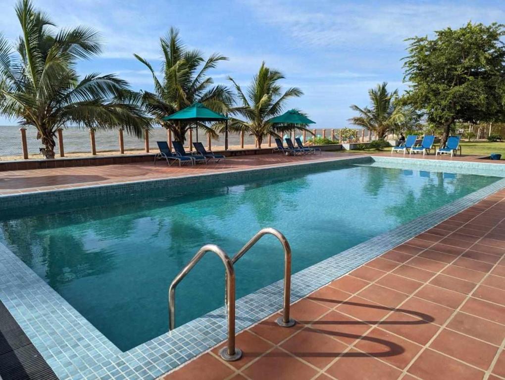 Bazén v ubytování Hiru Beach Resort nebo v jeho okolí