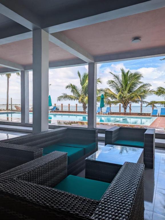 Bazén v ubytování Hiru Beach Resort nebo v jeho okolí