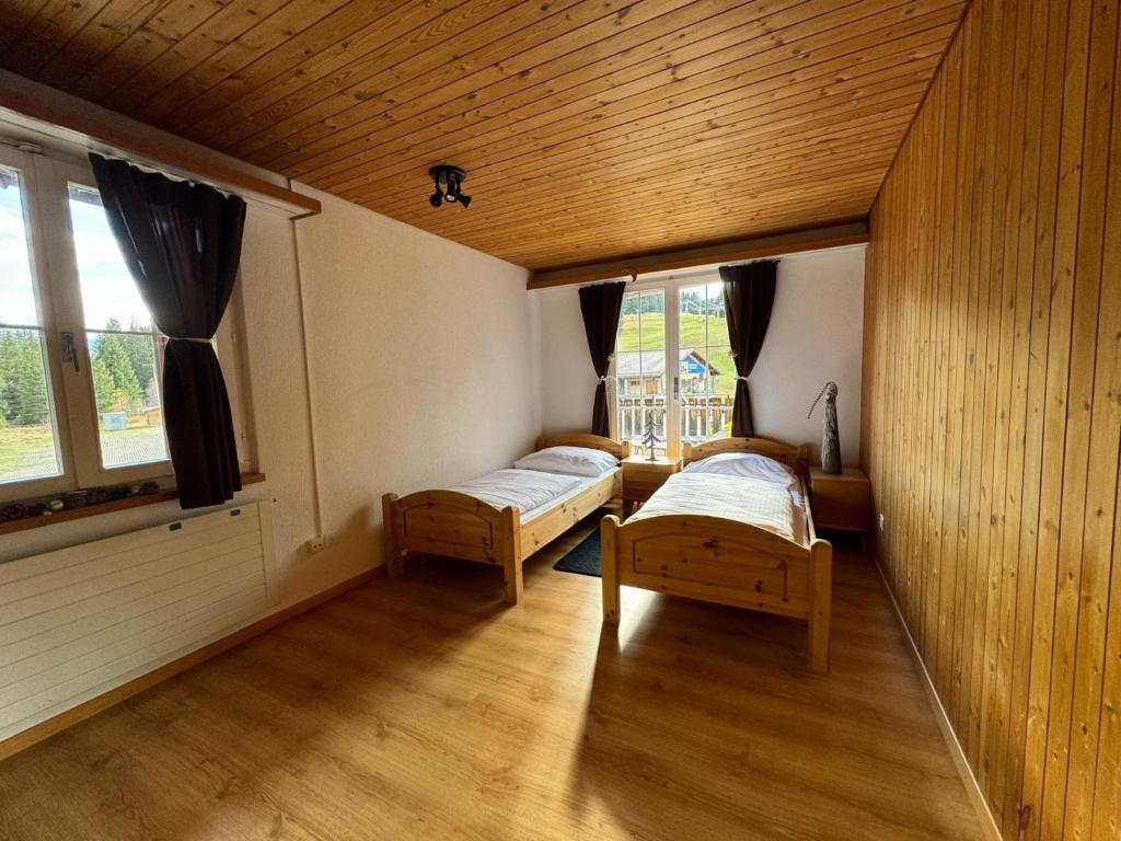 Postel nebo postele na pokoji v ubytování Winterzsuber Lenzerheide