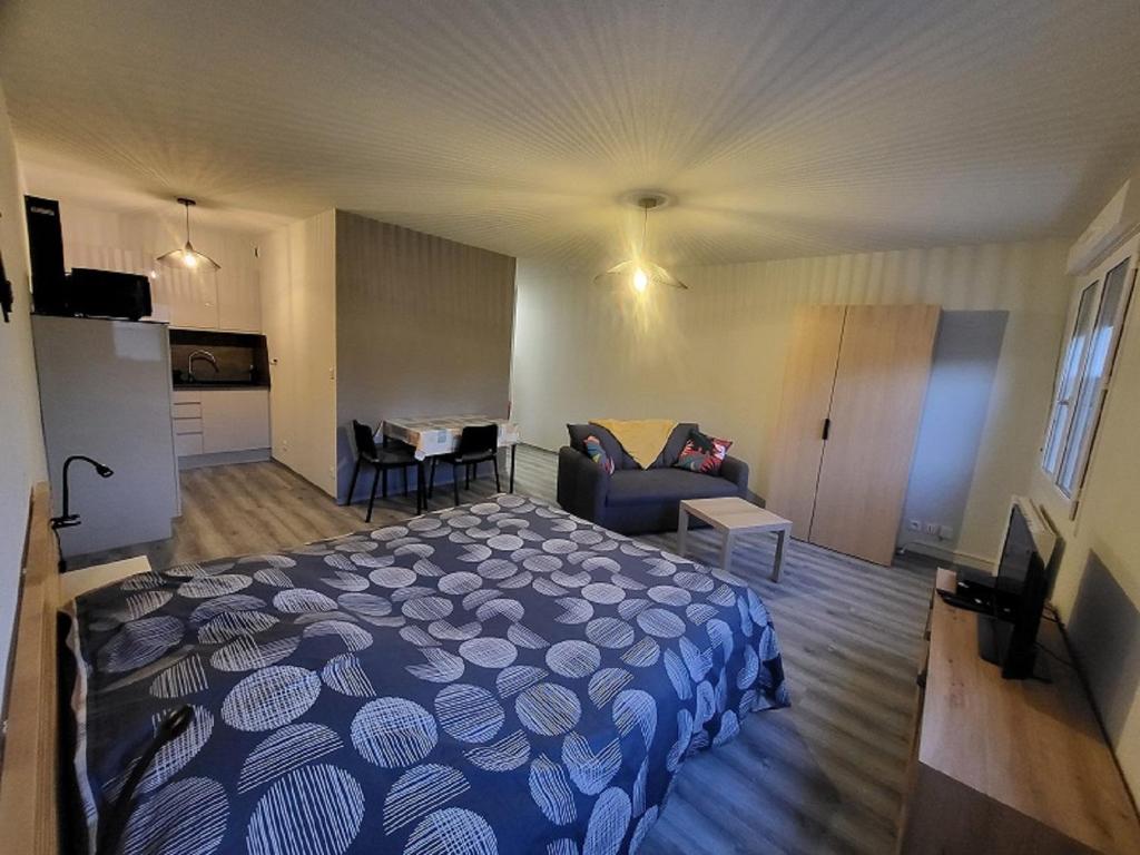 une chambre avec un lit et un canapé dans une pièce dans l'établissement Résidence le centre, à Niederbronn-les-Bains