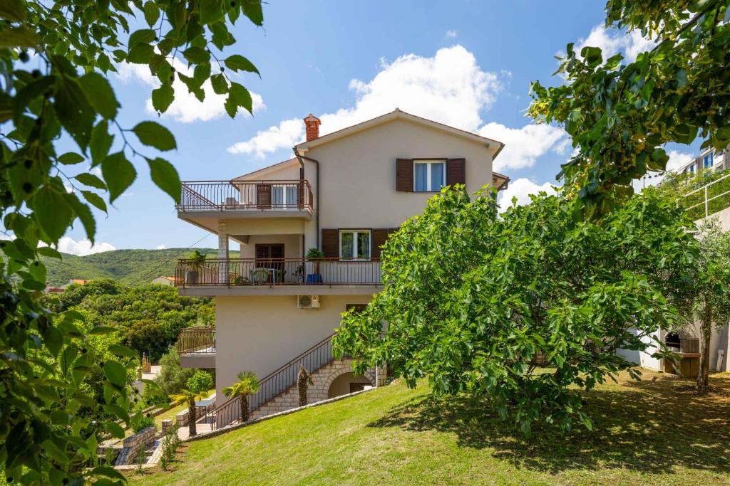 Vonkajšia záhrada v ubytovaní Apartment Rabac 23
