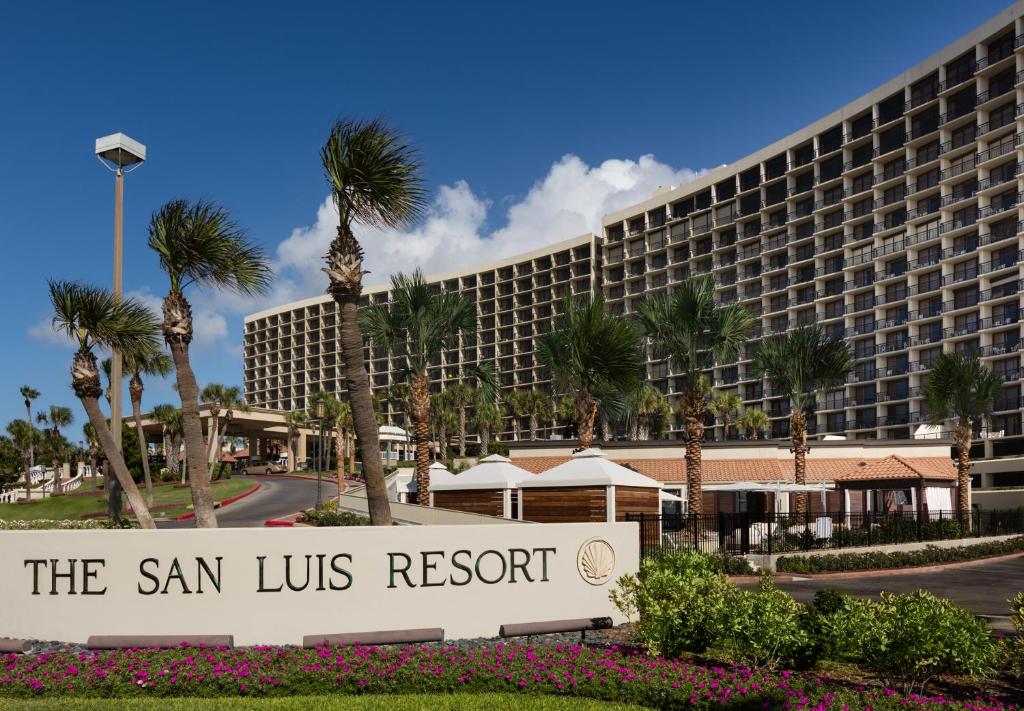 un gran hotel con un cartel frente a un edificio en The San Luis Resort Spa & Conference Center en Galveston