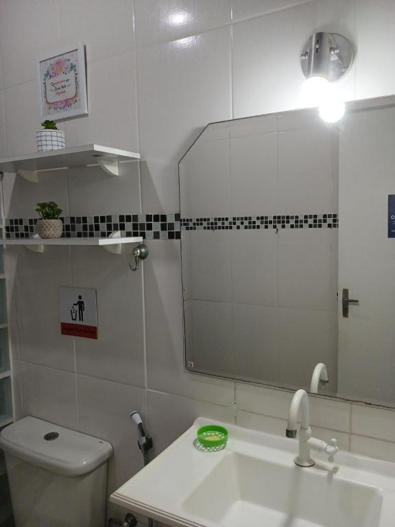 Koupelna v ubytování Quarto Privado Cama Casal ou Solteiros Apto