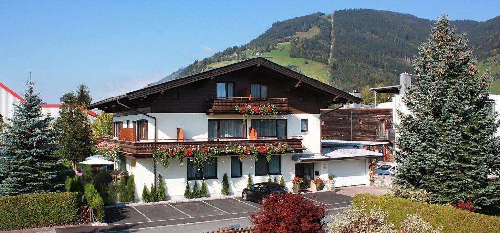 ツェル・アム・ゼーにあるComfort Hotel Garni Landhaus Gittiの花の家