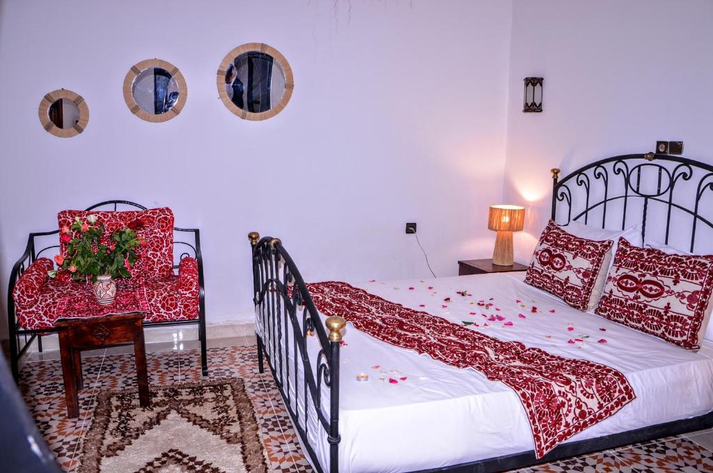 Postel nebo postele na pokoji v ubytování Riad Benrahal