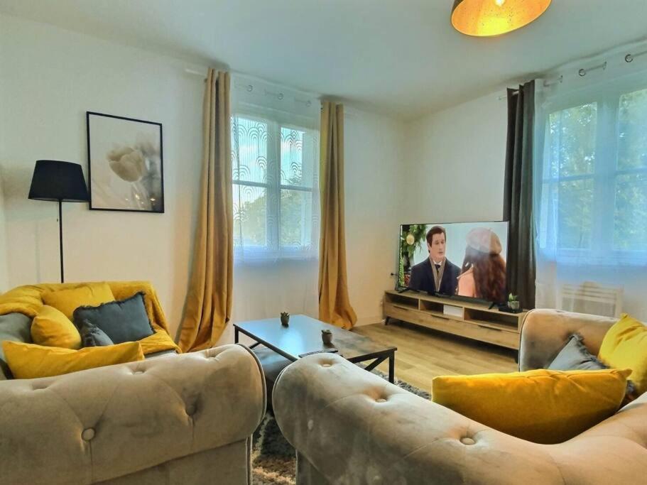 un salon avec deux canapés et une télévision à écran plat dans l'établissement Maison des chalets, 4ch, 8p - Angers -CHU, à Angers