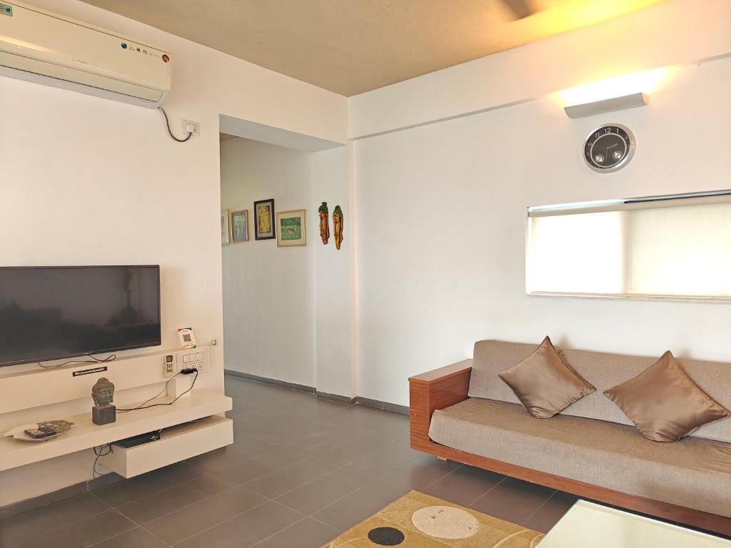 TV a/nebo společenská místnost v ubytování Chandralok Service Apartments