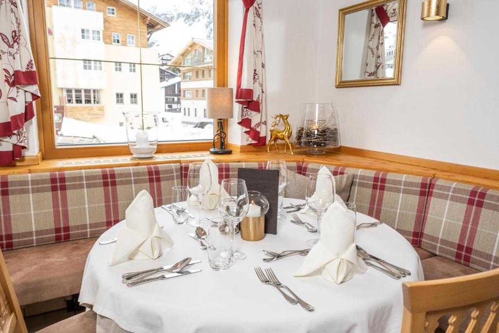 Reštaurácia alebo iné gastronomické zariadenie v ubytovaní Hotel Tauernblick
