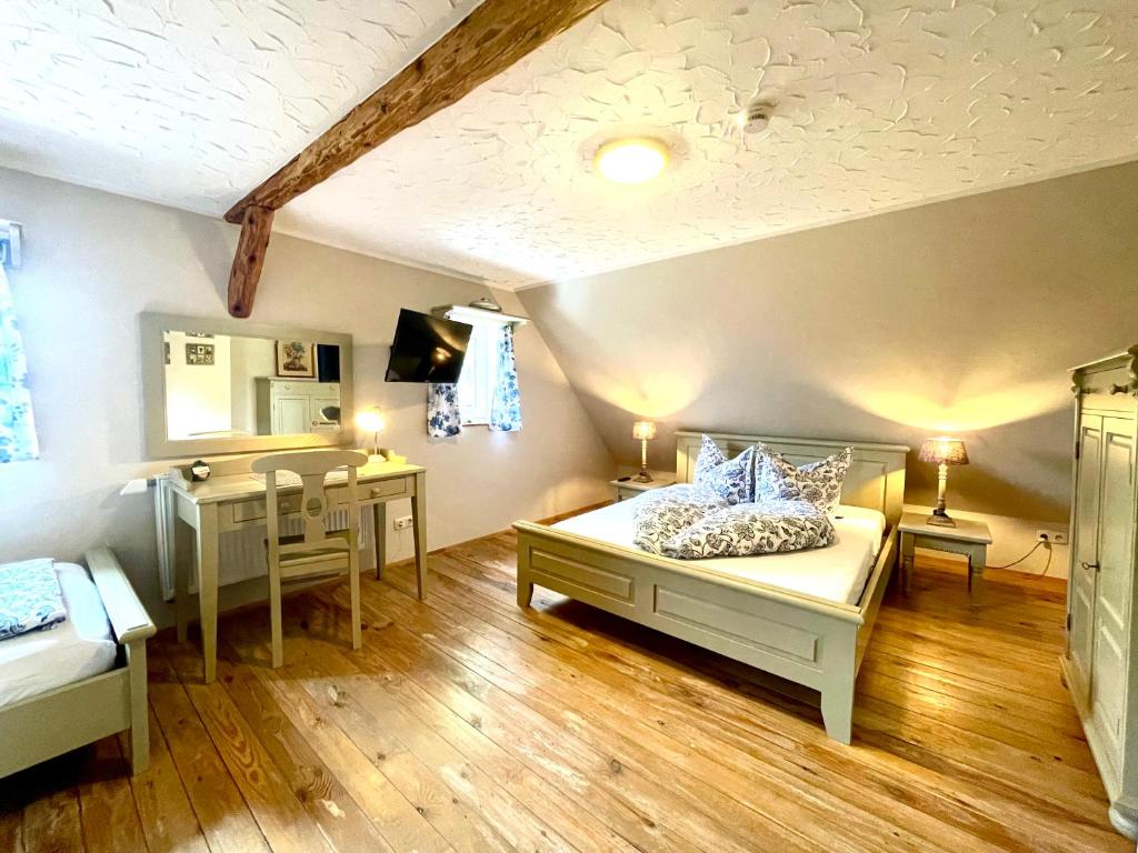 Land & Leben Pension - Triple Room With Private Bathroom