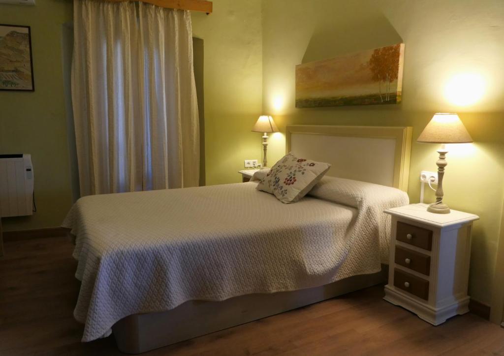 Posteľ alebo postele v izbe v ubytovaní Apartamentos Altozano