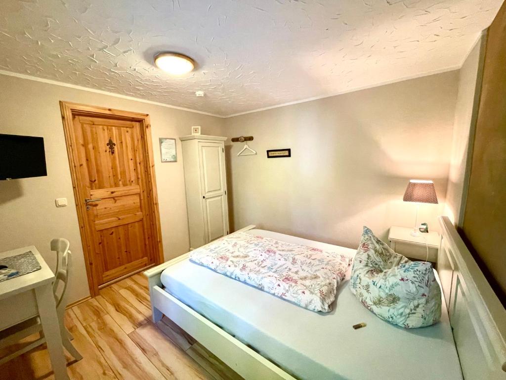 Land & Leben Pension - Single Room With Private Bathroom
