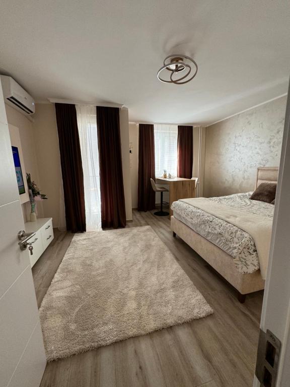 Un dormitorio con una cama y una mesa en una habitación. en Lux Apartment DC, en Novi Sad