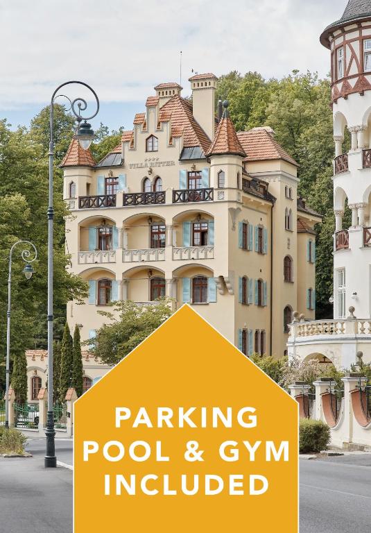 ein gelbes Schild vor einem Gebäude in der Unterkunft Spa Hotel Villa Ritter in Karlsbad