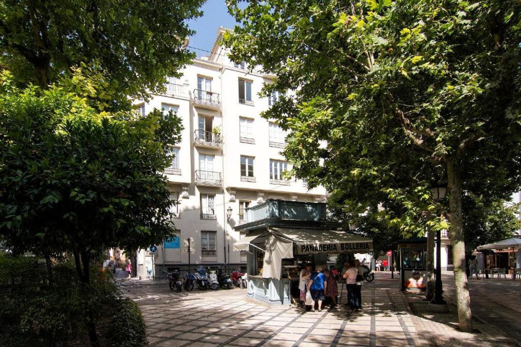 Moriscos Luxury Suite في غرناطة: مجموعة من الأشخاص يقفون أمام مبنى