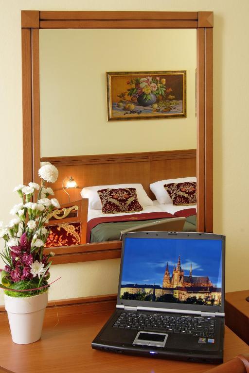 TV a/nebo společenská místnost v ubytování Green Garden Hotel