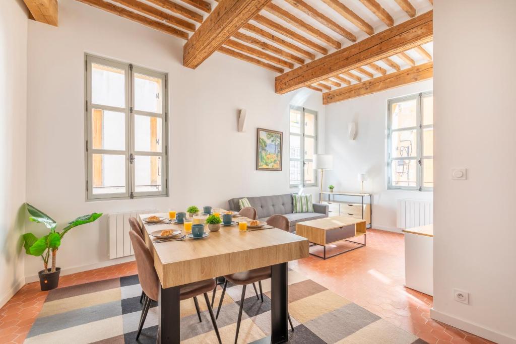 un salon avec une table et un canapé dans l'établissement Magnifique T3 Rénové et lumineux, à Aix-en-Provence