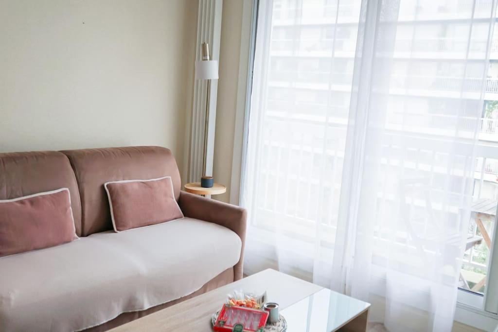 un salon avec un canapé et une table basse dans l'établissement Doux Refuge - Au cœur de Paris, à Paris