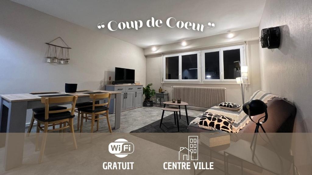 un salon avec une table et une salle à manger dans l'établissement L'essentiel, studio tout équipé, à Roanne