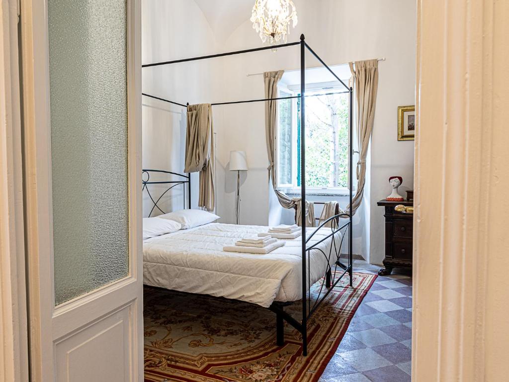 Łóżko lub łóżka w pokoju w obiekcie Domus Lago Rome