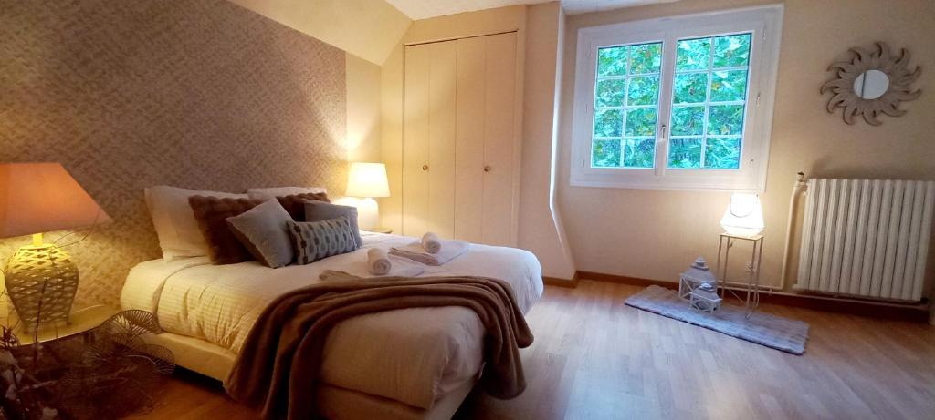 une chambre avec un lit et une fenêtre dans l'établissement Le Pavillon du Jardin des Plantes, à Le Petit-Quevilly