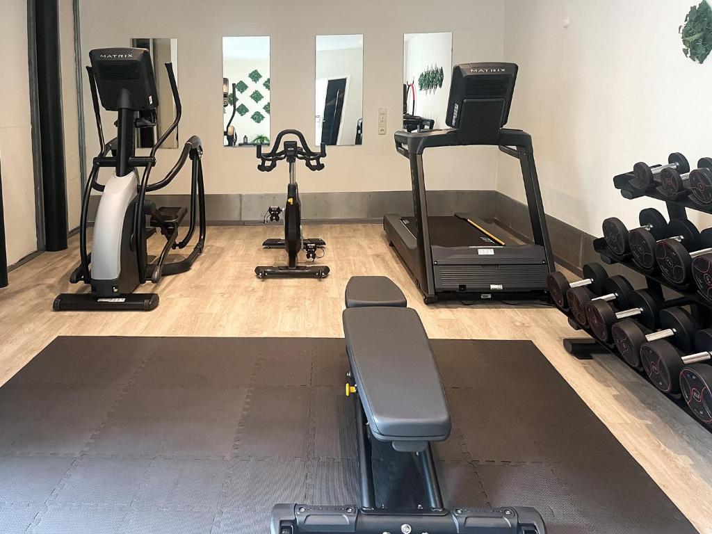 Fitness centrum a/nebo fitness zařízení v ubytování DORMERO Hotel Bargenturm Lüneburg
