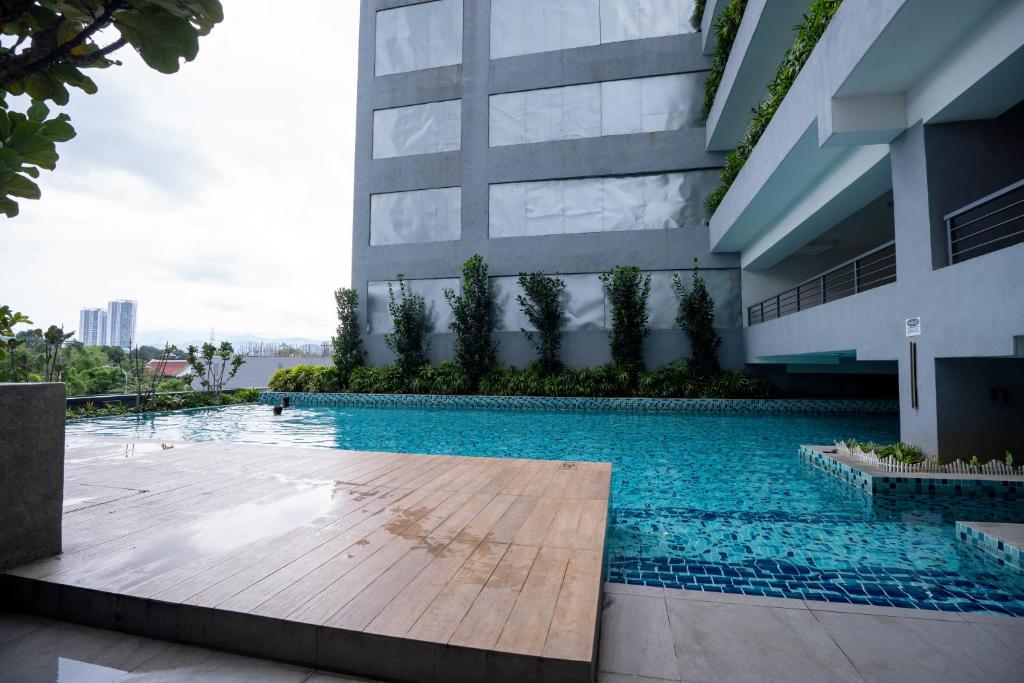 Bazén v ubytování Neu Suites By Cozy Unit L20RA near KLCC & Jelatek LRT nebo v jeho okolí