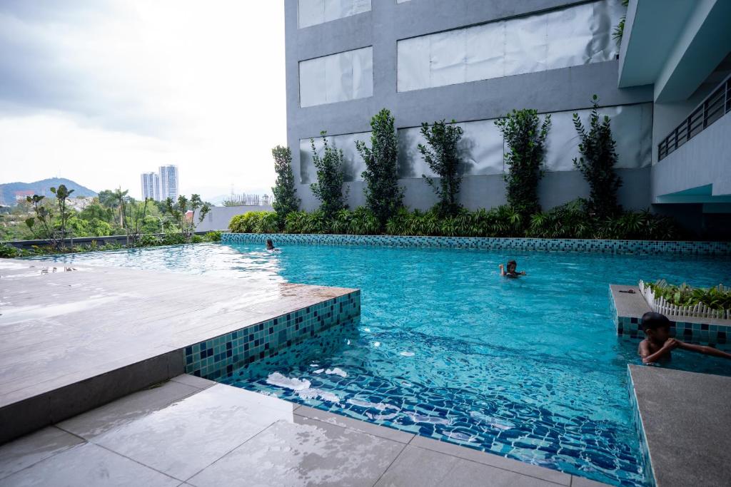 Bazén v ubytování Neu Suites By Cozy Unit L20RA near KLCC & Jelatek LRT nebo v jeho okolí