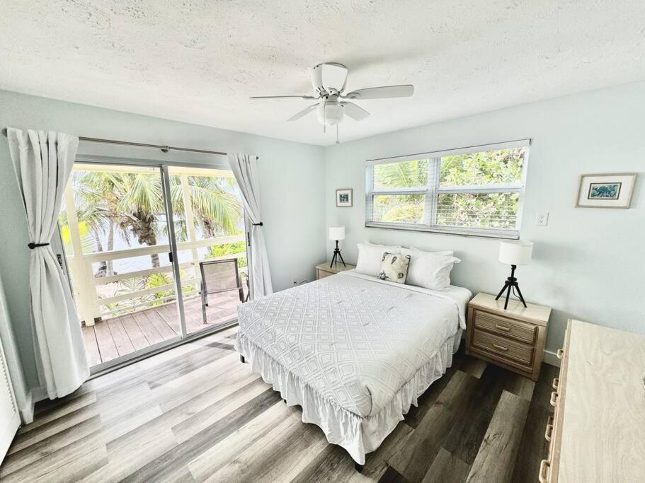 A bed or beds in a room at Bungalows Beach Key West Palm