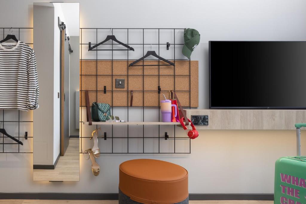 TV in/ali zabaviščno središče v nastanitvi Moxy Cork