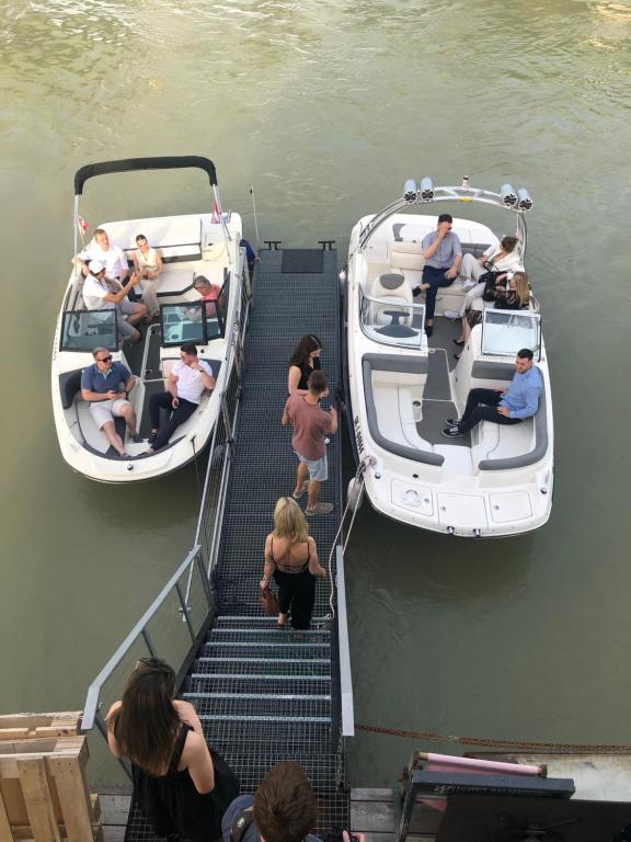 Sundeck botel - party boat vendégei