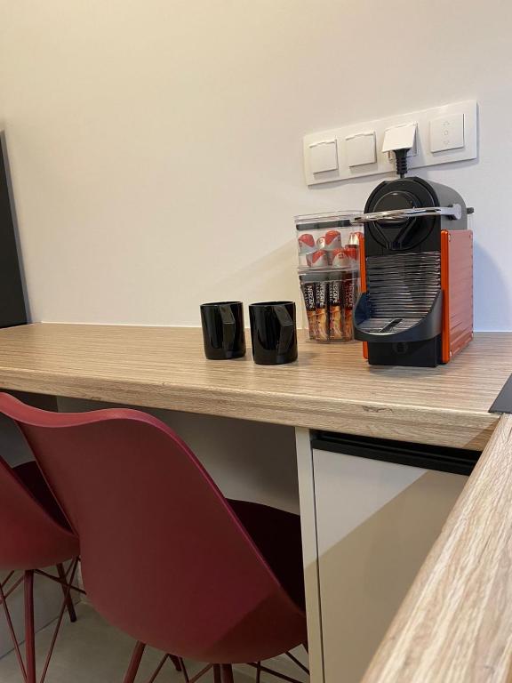 Kuchyň nebo kuchyňský kout v ubytování SimOtel Downtown Suite