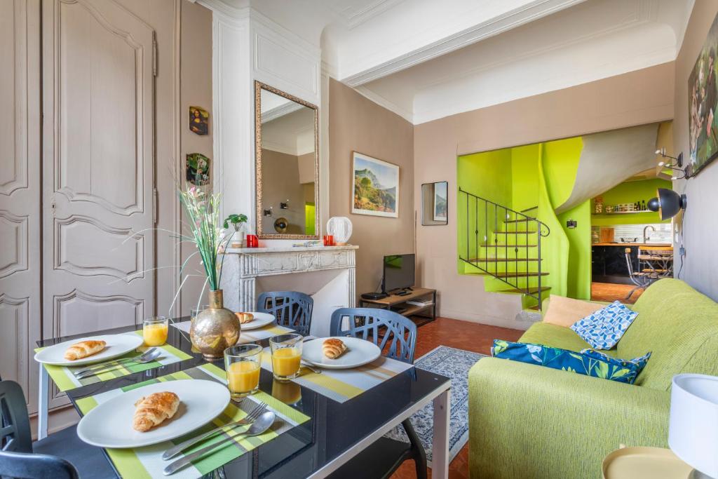 un salon avec une table et un canapé dans l'établissement T2 Hotel Particulier Centre Aix, à Aix-en-Provence