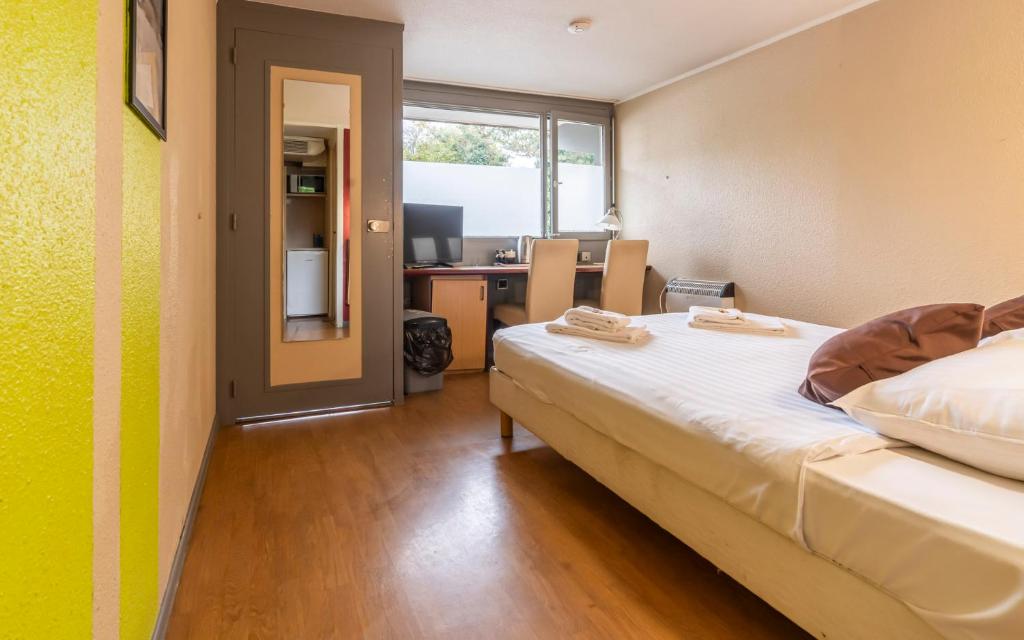 Postel nebo postele na pokoji v ubytování Sleep & Go Brugge