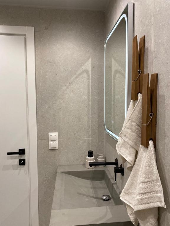 Koupelna v ubytování SimOtel Downtown Suite