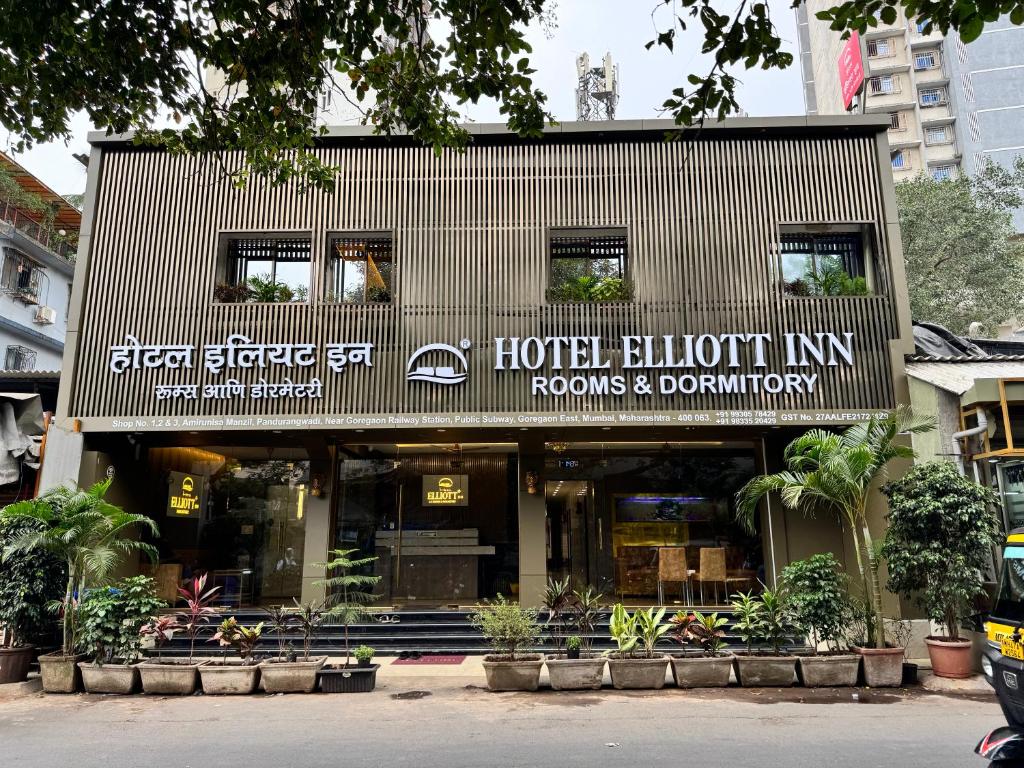 ムンバイにあるHotel Elliott Innの正面に看板があるホテル