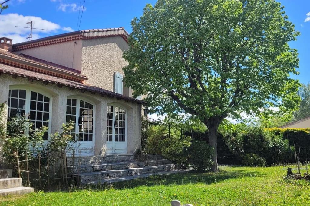 une vieille maison avec un arbre dans la cour dans l'établissement Villa familiale calme aux portes du Luberon, à LʼIsle-sur-la-Sorgue