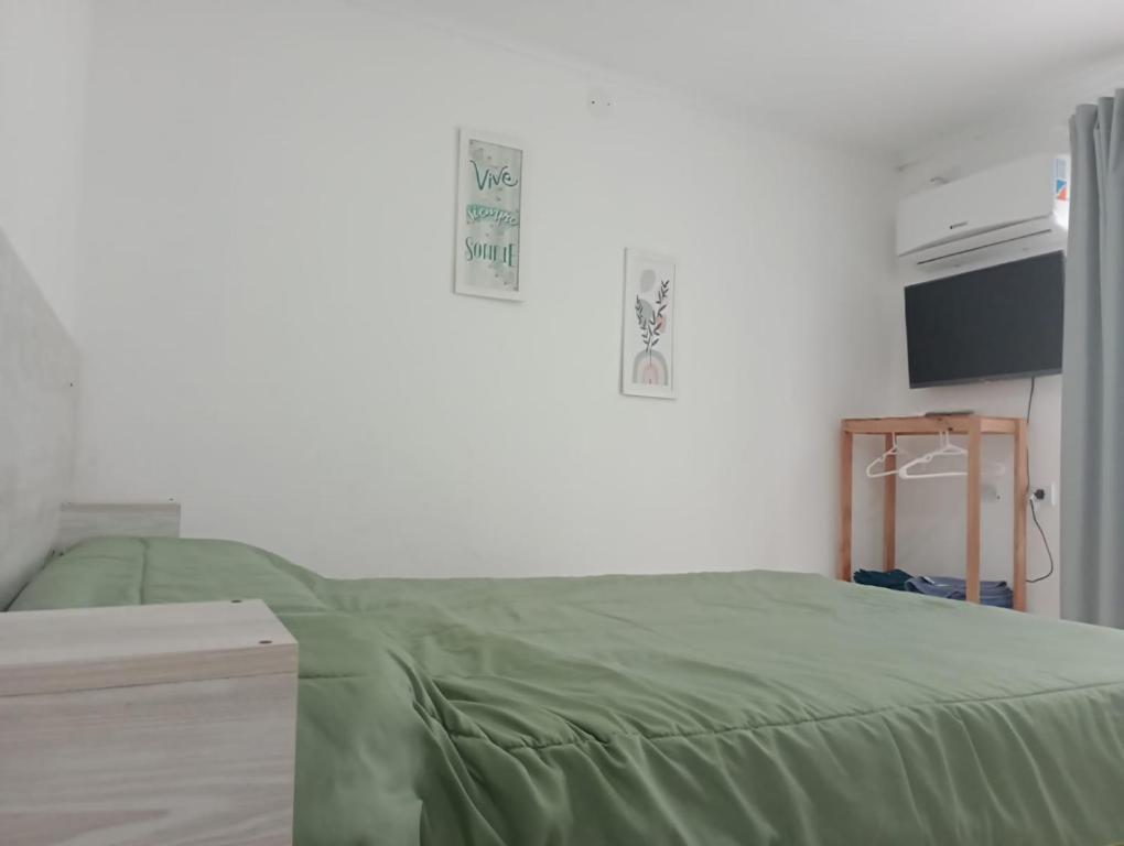 Postel nebo postele na pokoji v ubytování Deptos a 6 cuadras del centro y shopping!