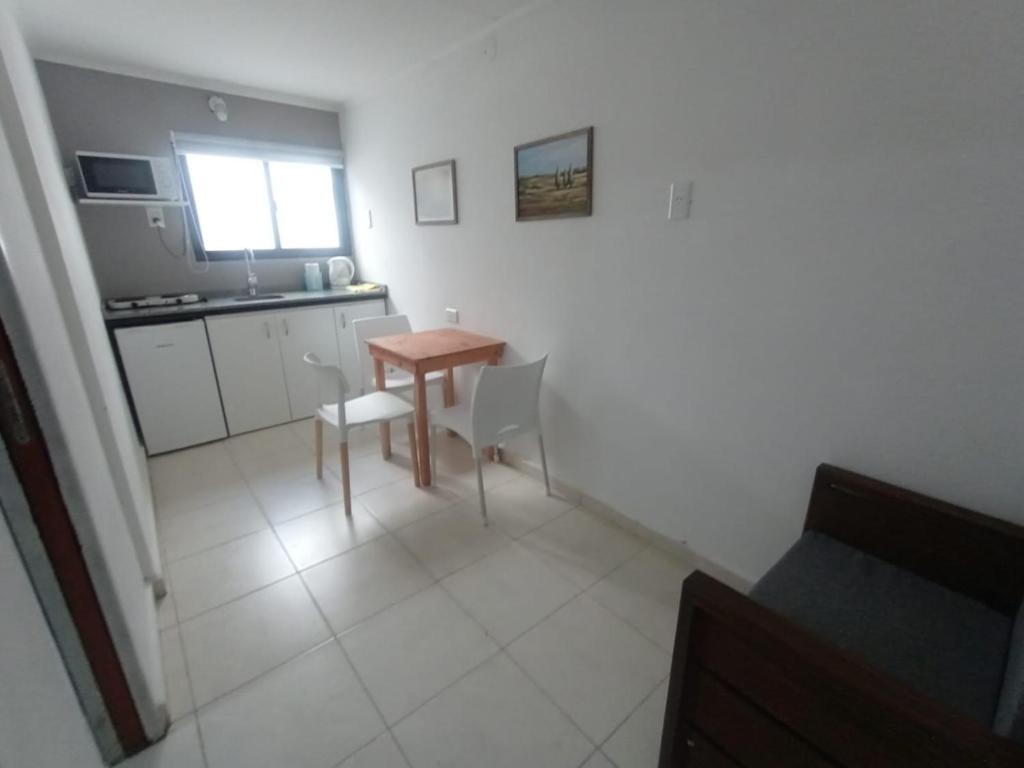 Kuchyň nebo kuchyňský kout v ubytování Deptos a 6 cuadras del centro y shopping!