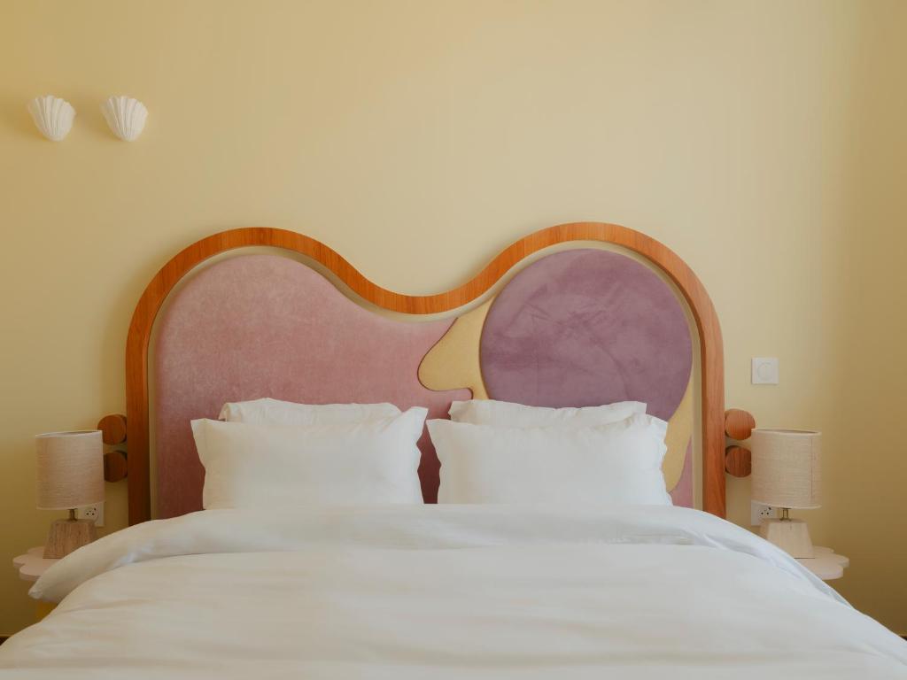 Postel nebo postele na pokoji v ubytování Edgar Suites Cannes - Rue d'Antibes